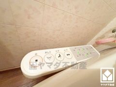 温水洗浄便座付きで、季節を問わずいつでも温かい便座をお使いいただけます。