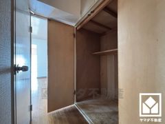 廊下にも大容量の収納スペースがあり、住空間を広々お使いいただけます。