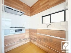 キッチンは空間を有効活用できる壁付けタイプ。L型なので作業動線が最短距離で効率良く動けます。キッチンには窓がございますので、昼間は手元が明るく、お料理がはかどります。