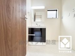 小さなお子様のお風呂上りもこのスペースがあればゆったりとして頂けます。室内洗濯機置場がございますので、天候に左右されず洗濯していただけます。