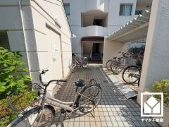 屋根付き駐輪場なので、雨や風、直射日光から自転車を守ることができます。