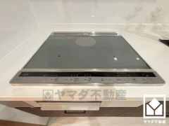 安全性と使いやすさを兼ね備えたIHクッキングヒーターで快適なキッチンライフ。お手入れもラクラクです。