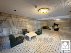 緑に囲まれたエントランスが、都会の喧騒を忘れさせる。自然と調和する、美しい迎賓空間。