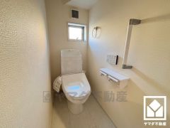 トイレが1階と2階にあるので、朝の忙しい時間にも混雑せず快適です。手すりがございますので、立ち座りが楽になります。