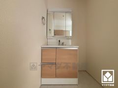 収納付きでスッキリお使い頂ける3面鏡の洗面台です。洗面ボウルが広めなので、忙しい朝でも身支度がしやすく時短になります。