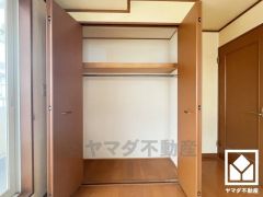 お洋服はもちろん、スーツケースなどの大物もしっかり収納できます。（リフォーム前の写真です）