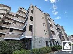 キッチン横にはバルコニーへ続く勝手口があり、換気や一時的なゴミ置場としても便利です。昼間は手元が明るく、お料理がはかどります。