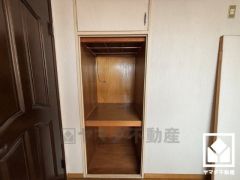 穏やかな暮らしを支える、豊かな収納。奥行きがあるので、収納力も申し分ありません。