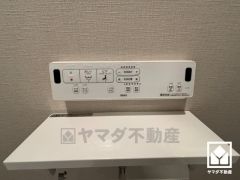 温水洗浄便座付きで、季節を問わずいつでも温かい便座をお使いいただけます。