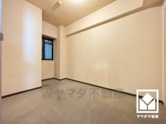 納戸付きだから、季節の荷物や趣味の道具もしっかり収納。クローゼット付きの約4.1帖の洋室としてもお使いいただけます。