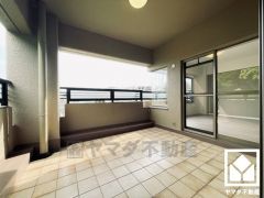 南西側・南東側の2面バルコニーで陽当たり、風通し良好。高台に建つマンションの6階建て5階部分で前面に視界を遮る高い建物がなく、開放的な景色が広がります。