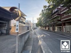 ブランコやすべり台など多数の遊具や、体育館・テニスコート・プールなどが併設が設置された「樋之池公園」まで徒歩4分。池に沿って整備された美しい公園で、お散歩にも適しています。