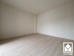 東側の洋室です。お子様のお部屋などにも丁度良い広さです。