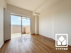 約5.8帖の洋室です。バルコニーにつながるお部屋で、通風・陽当たり良好。