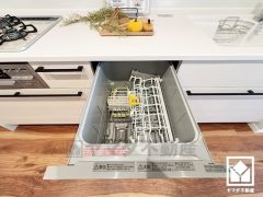 毎日の家事の負担を軽減でき、水道代の節約にもなる食器洗乾燥機付き。