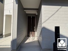 雨の日に便利な奥まった玄関アプローチ。道路からの視界も遮るため出入りの際の視線が気にならず、高いプライバシー性も確保できます。