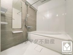 清潔感あふれる空間で、毎日のバスタイムをより快適に。真冬の寒い浴室を暖かく、また雨の日の洗濯物の乾燥にと多用途に活躍する浴室暖房乾燥機付きです。