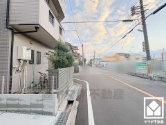 「スーパーオオジ西難波店」まで徒歩1分、「サンディ尼崎南七松店」まで徒歩6分など、お買い物施設が徒歩圏内に複数あり便利な住環境です。ご成約でヤマダポイントプレゼント中です。お問合せお待ちしております。