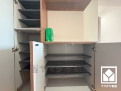 玄関にはたっぷりの収納スペースを完備。家族の靴もしっかり収納できるので、玄関がいつも片付き、気持ちよくお客様を迎えられます。