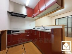 カウンターキッチンなので配膳や片付けがしやすく、お料理中でもお子様の様子が分かって安心です。キッチンには床下収納がございます。災害時の非常食や食料品のストックなどを保存できます。