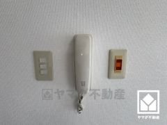 インターホンあり。来客があっても家の中で対応可能なので、防犯面で安心です。