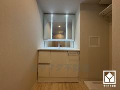 収納付きでスッキリお使い頂ける3面鏡の洗面台です。縦に2本配置されたLED照明が顔全体を明るく均等に照らしてくれるので、スキンケアやメイクがしやすくなります。