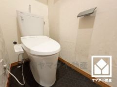 明るく清潔感溢れるトイレです。温水洗浄便座付きで、季節を問わずいつでも温かい便座をお使いいただけます。
