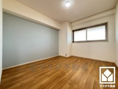 約6帖の洋室です。全居室に窓がございます。明るい陽光がたっぷり差し込む心地よい生活空間です。