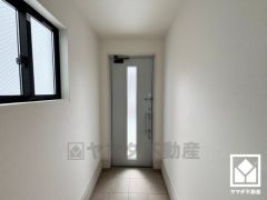 白を基調とした明るい玄関で、毎日を爽やかにスタート。開放感と清潔感あふれる空間が、訪れる人々を温かく迎えます。