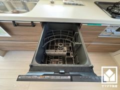 毎日の家事の負担を軽減でき、水道代の節約にもなる食器洗乾燥機付き。