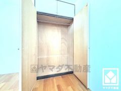 新たに家具を買わなくても良いので、ハンガーパイプ付きのクローゼットは嬉しいですね。奥行きがあるので、収納力も申し分ありません。