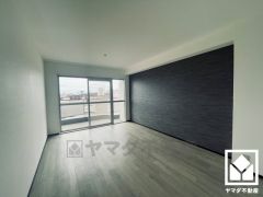 間取り図には記載されておりませんが、約6帖の洋室の南側リビング部分に洋室が新設されており、3LDKから4LDKへ間取りが変更されています。