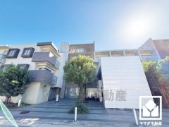 収納力豊富なウォークインクローゼット付き。お洋服はもちろん、スーツケースなどの大物もしっかり収納できます。