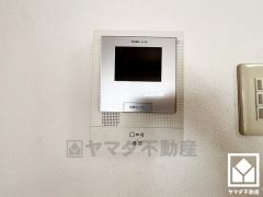 突然の来訪時でも安心なモニター付きインターホンを完備。お留守番中のお子様でも簡単に来訪者の確認ができます。