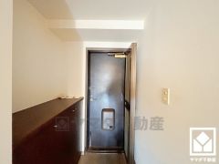 断熱・防音・防犯性の高い二重扉の玄関です。