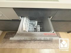 毎日の家事の負担を軽減でき、水道代の節約にもなる食器洗乾燥機付き。