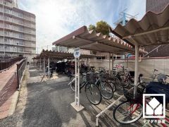 屋根付きの駐輪場・バイク置場を完備。雨や風、直射日光からお乗り物を守ることができます。