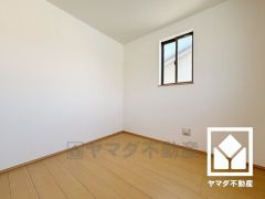 約4.5帖の洋室です。お子様のお部屋などにも丁度良い広さです。