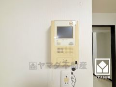 突然の来訪時でも安心なモニター付きインターホンを完備。お留守番中のお子様でも簡単に来訪者の確認ができます。