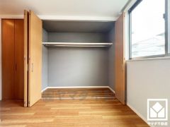 新たに家具を買わなくても良いので、ハンガーパイプ付きのクローゼットは嬉しいですね。奥行きがあるので、収納力も申し分ありません。