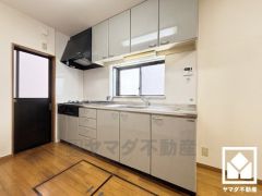 キッチンは空間を有効活用できる壁付けタイプ。キッチン横には勝手口があり、ゴミ出し便利です。令和7年2月ガスコンロ交換済。
