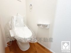 明るく清潔感溢れるトイレです。トイレが1階と2階にあるので、朝の忙しい時間にも混雑せず快適です。