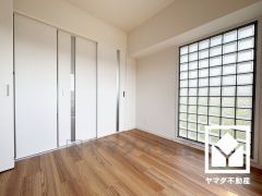 約4.6帖の洋室です。大きなガラスブロックの窓から光が降り注ぐ、明るい2面採光のお部屋です。