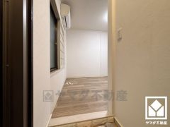 シンプルで洗練された玄関スペース。帰るたびにホッとできる、心地よい住まいの入り口。