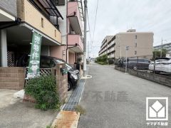 「万代尼崎食満店」まで徒歩5分など、お買い物施設が徒歩圏内に複数あり便利な住環境です。「園田小学校」までは徒歩10分となっており、低学年のお子様も安心して通学していただけます。