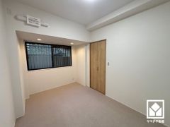 約5.8帖の洋室です。全居室に窓がございます。明るい陽光がたっぷり差し込む心地よい生活空間です。