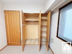 クローゼットは奥行きがあるので、収納力も申し分ありません。棚も多く、整理整頓がしやすい設計になっています。