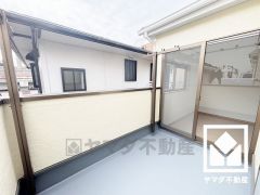 南向きバルコニーで陽当たり、風通し良好。奥行きがあり広々としているため、お洗濯物をたっぷりと干す事ができます。