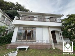 重厚感のあるファサードが、洗練された暮らしを予感させる。品格あるデザインが魅力の住宅。