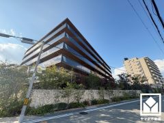 バルコニーにはスロップシンクがございます。汚れやすい作業を室内を汚さず行えるので、生活空間を清潔に保つことができます。広々としているため、お洗濯物もたっぷりと干す事ができます。